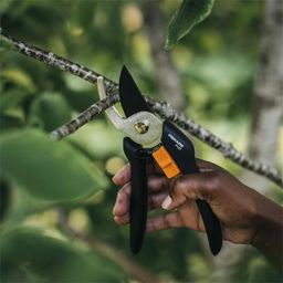 Fiskars Solid™ Bypass-Gartenschere P121 - 1 Stk.