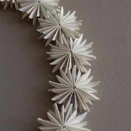 DBKD PAPER FLAKE WREATH - White